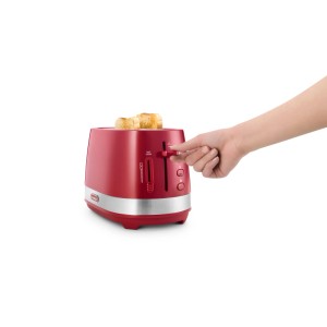 Roter De'Longhi Toaster CTLA2103.R mit Chrom-Details; Hand bedient Hebel, Toastscheiben in Schlitzen.