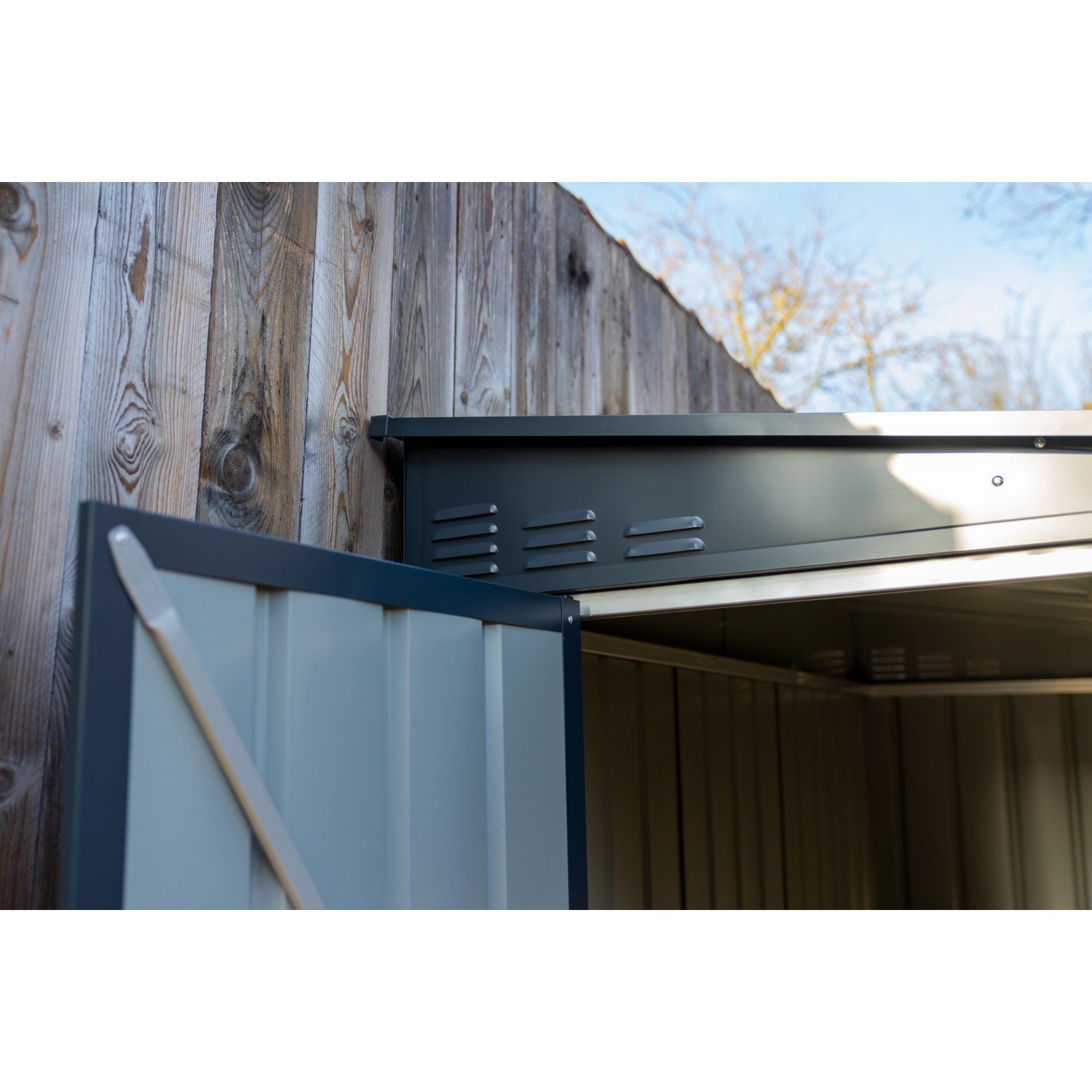 Detailansicht des Globel Metall-Anlehngerätehauses Lean-To 56 in Anthrazit mit geöffneter Tür.