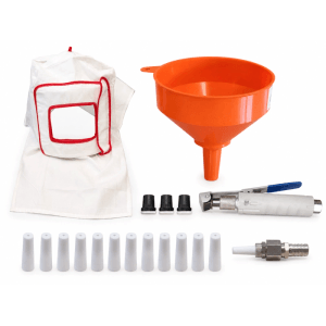 Zubehör für AEROCAP 501 Sandstrahlgerät: orangefarbener Trichter, Strahlpistole, verschiedene Düsen und weißer Schutzbeutel für Holz, Möbel, Metall.