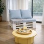 Pastellblaues Palettenkissen Set für Sitz- und Rückenkissen auf weißem Palettensofa. Komfortable Gartenstuhlauflagen für Lounge.