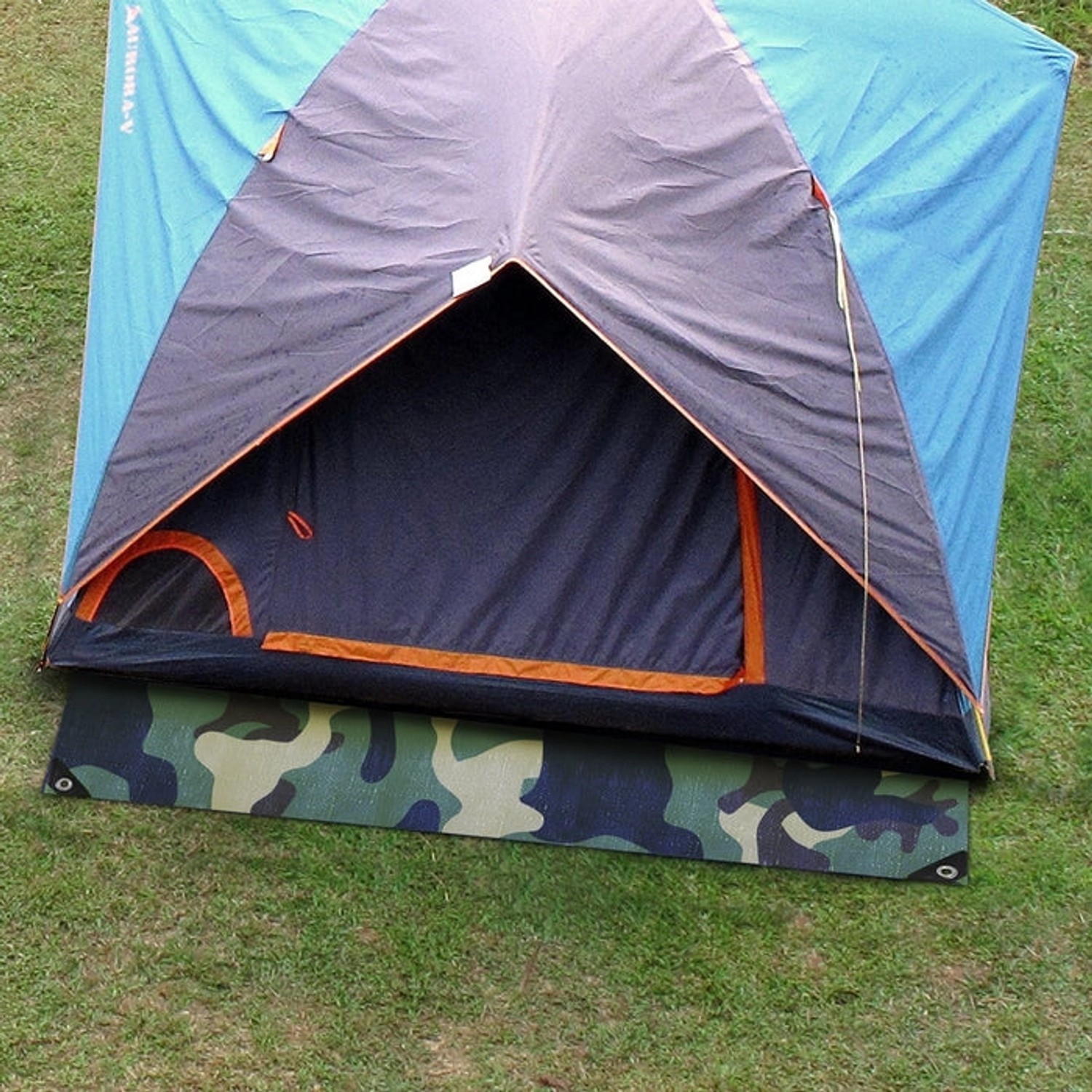 KARAT Abdeckplane Camouflage 1,5x6m unter einem Zelt auf Rasen. Wasserdichte Plane mit Ösen.