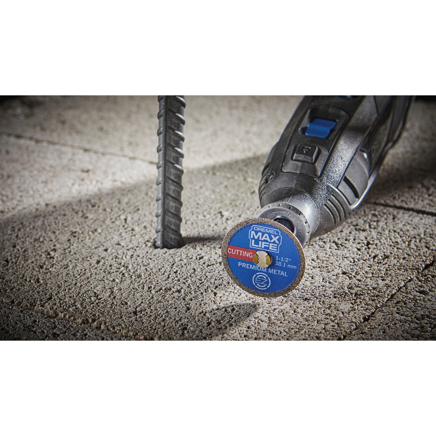 DREMEL® 8260 Multifunktionswerkzeug mit Trennscheibe zum Schneiden von Metall.