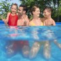 Familie im blauen Bestway Frame Pool Steel Pro (400x211x81 cm). Eckiger Stahlrahmenpool für Badespaß.