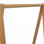 Detail der Bambus-Kleiderstange einer Standgarderobe, mit natürlicher Holzmaserung und A-Rahmen.