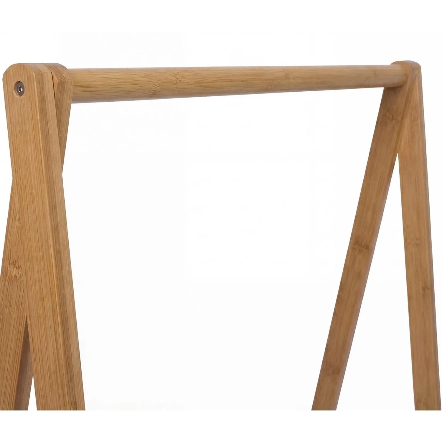 Detail der Bambus-Kleiderstange einer Standgarderobe, mit natürlicher Holzmaserung und A-Rahmen.