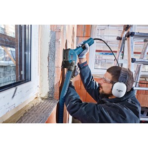 Bosch Professional GDE125EA-S Staubabsaugung für Winkelschleifer im Einsatz.