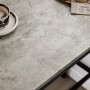 Detailansicht: Graue Tischplatte mit Betonoptik des Bartisch-Sets mit Barhockern.