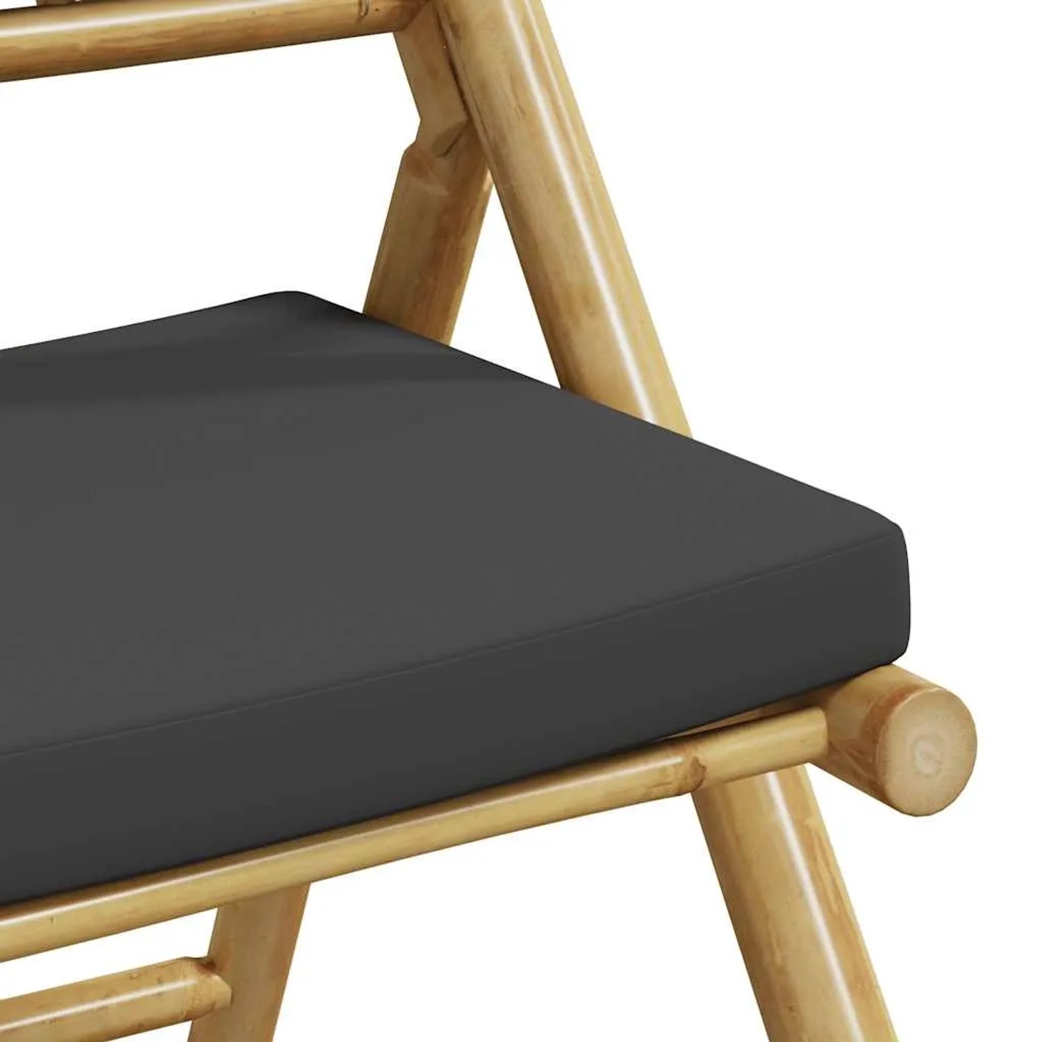 Detailansicht: Dunkelgraues Sitzkissen auf Bambus-Stuhl des Bistro-Sets.