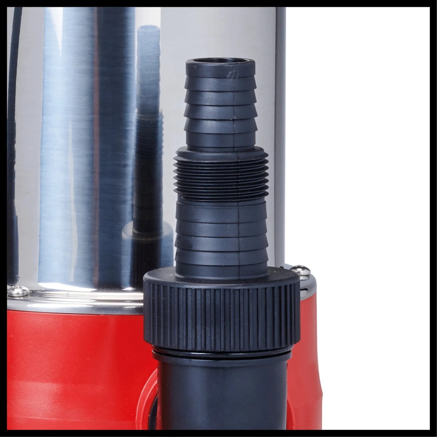 Detailaufnahme: Einhell GC-DP 1135 N Schmutzwasserpumpe mit Schlauchanschluss.