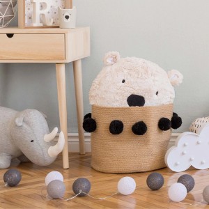 Kinderzimmer-Szene mit Bricoflor Vliestapete im Hintergrund, Spielzeug und Deko-Elementen.