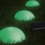 Solar-LED-Dekoleuchte Camporosso mit warmweißem/RGB Licht, 6,75 m lang, im Garten.