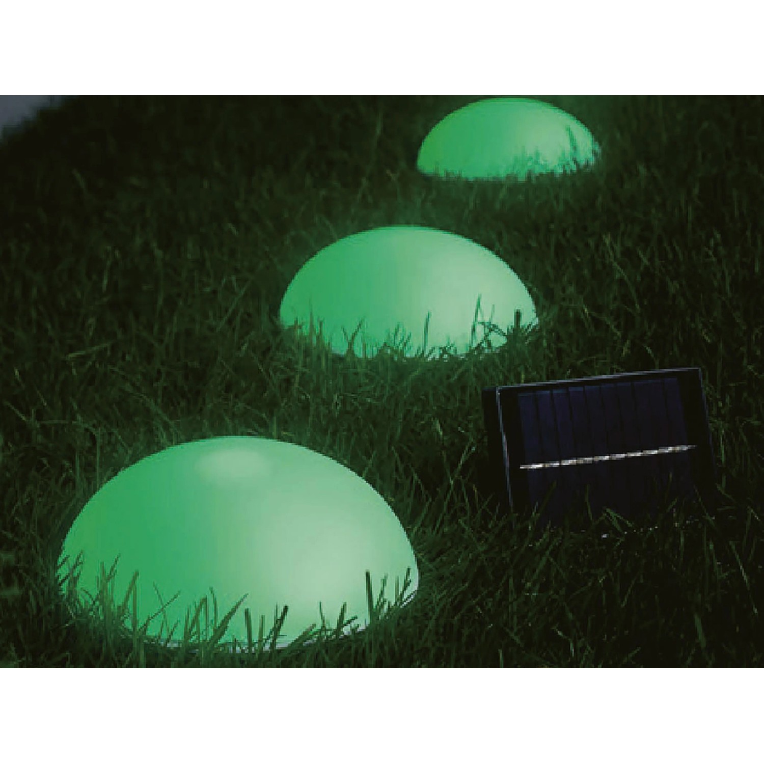 Solar-LED-Dekoleuchte Camporosso mit warmweißem/RGB Licht, 6,75 m lang, im Garten.