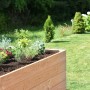 Befülltes Hochbeet aus Douglasie-Holz (72,5x150x70cm) im Garten.