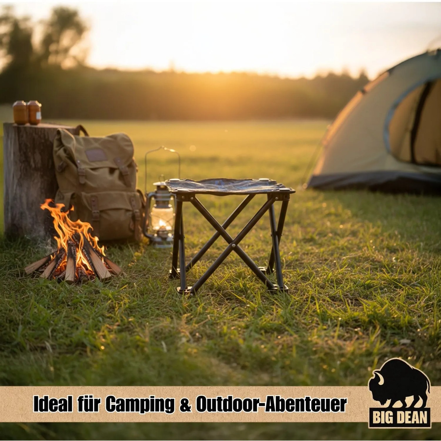 Schwarzer BigDean Falthocker mit vier Beinen im Gras vor Lagerfeuer und Zelt bei Sonnenuntergang. Ideal für Camping & Angeln.