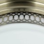 Detailaufnahme: Runde Deckenlampe in Antik-Messing/Weiß mit Glas und Metall, geeignet fürs Badezimmer.