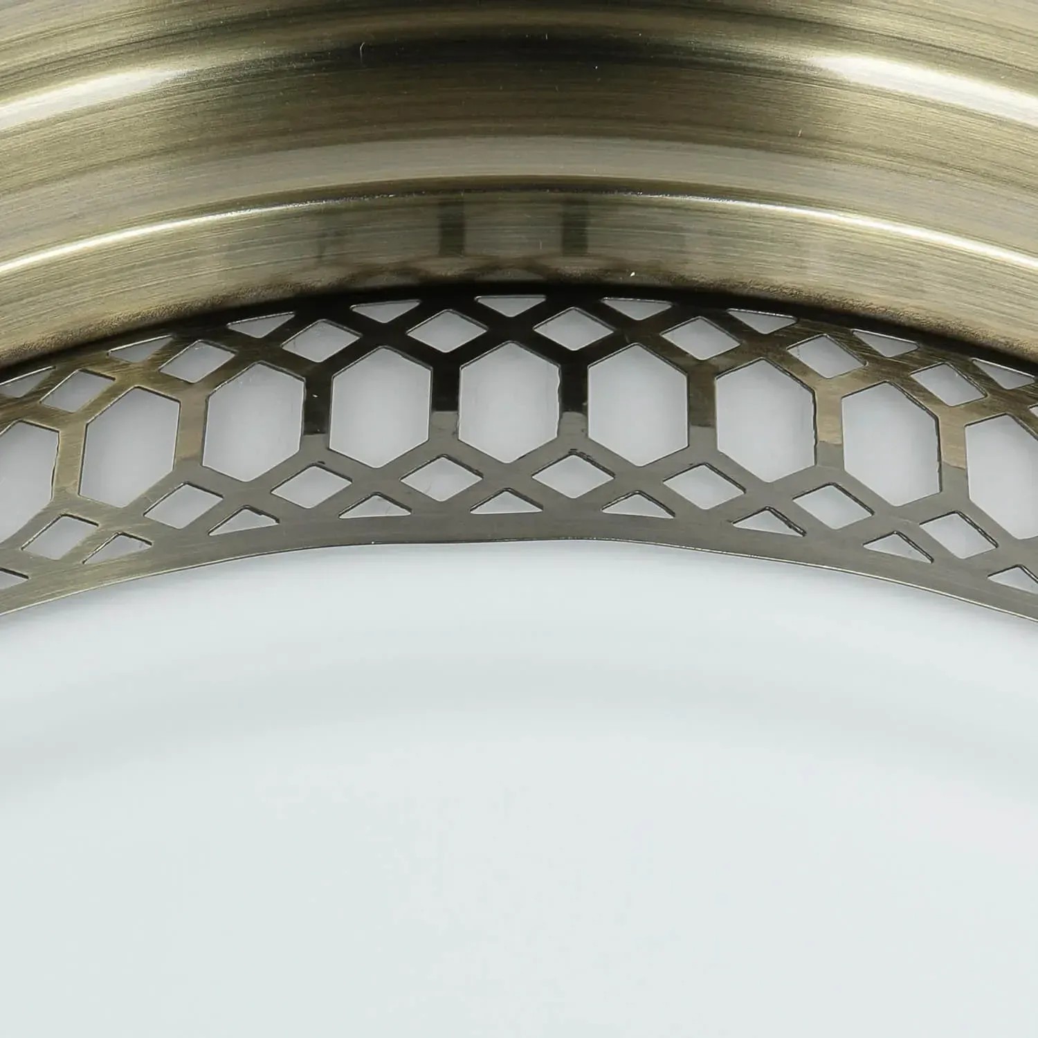 Detailaufnahme: Runde Deckenlampe in Antik-Messing/Weiß mit Glas und Metall, geeignet fürs Badezimmer.
