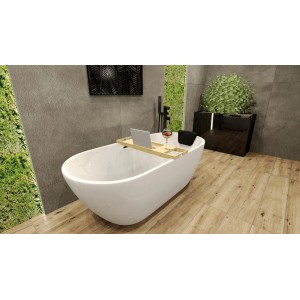 Weiße freistehende Badewanne ASGER 170x75 mit schwarzer Kopfstütze KODI und Holz-Badewannenablage in modernem Bad.