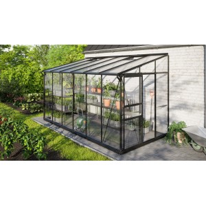 Vitavia Gewächshaus Ida 7800, schwarzes Anlehngewächshaus mit Pflanzen auf Regalen im Garten.