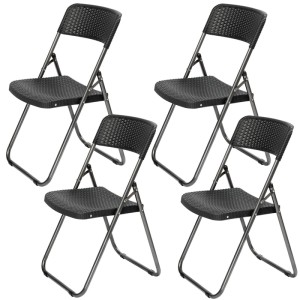 Vier schwarze Klappstühle in Rattan-Optik mit Stahlrahmen. Ideal als Gartenstühle für Balkon & Terrasse.