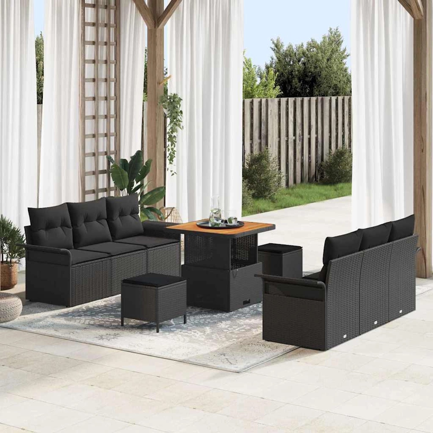 Schwarzes 9-teiliges vidaXL Garten-Sofa-Set aus Poly Rattan mit Tisch und Hockern.