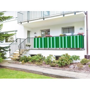 Grün-weiße Balkonbespannung (90x500cm) als Sicht- und Windschutz am Balkongeländer.