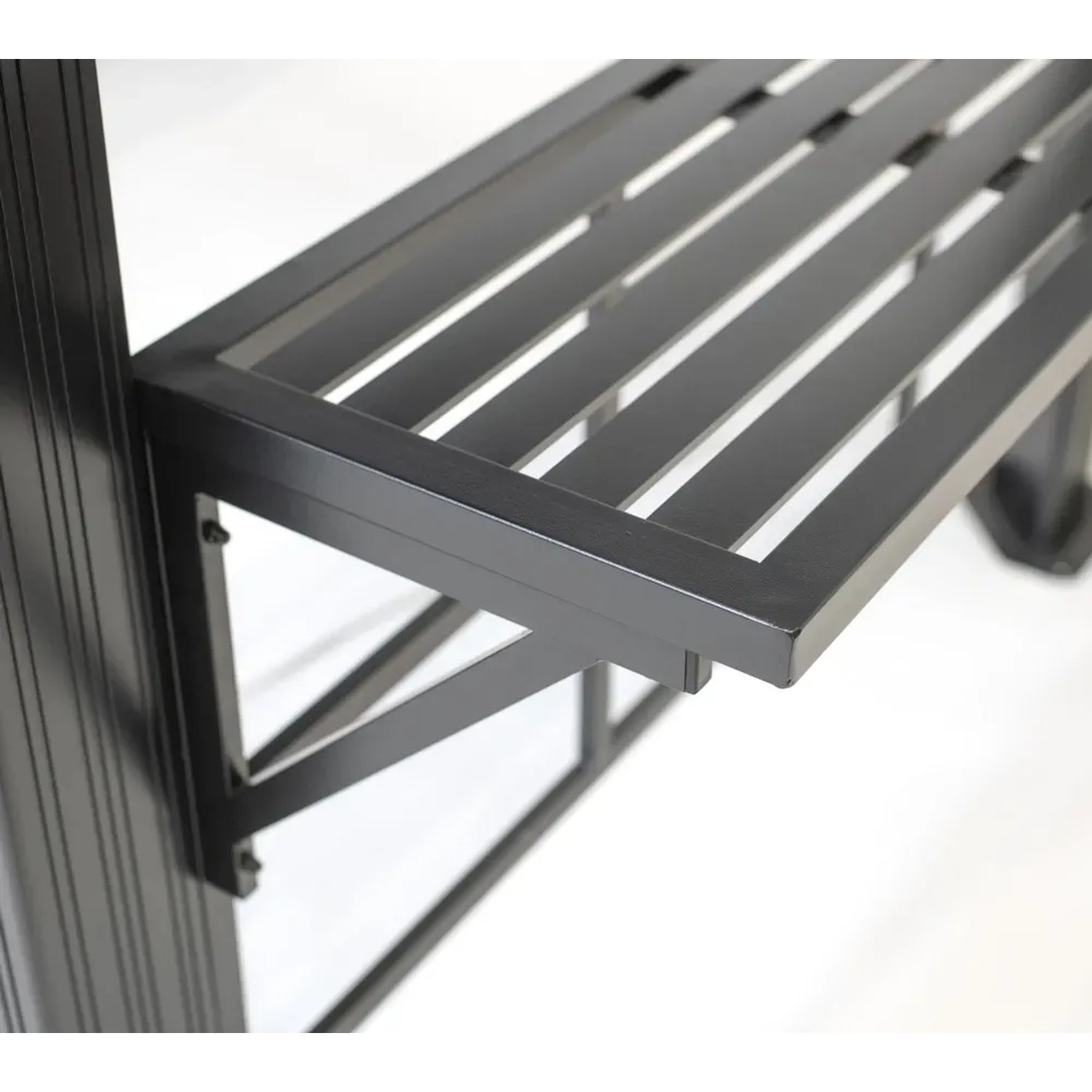 Detailaufnahme: Seitentisch des anthrazitfarbenen Sojag Grillpavillon Messina BBQ aus Aluminium.