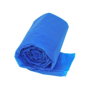 Gerollte, blaue Poolcrew Sommerabdeckplane für Gartenpool Maui.