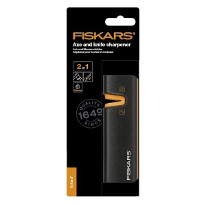 Fiskars Xsharp Axt- und Messerschärfer in Schwarz und Orange, verpackt.