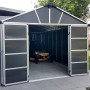 Palram Metall-Gerätehaus Yukon, 17,2 m², Anthrazit mit geöffneten Schiebetüren und Rasenmäher im Inneren.