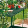 Abklappbarer, grüner Alutisch (120x56cm) im Gewächshaus, ideal als Arbeitsfläche.