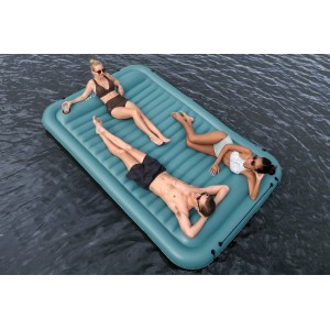 Bestway Hydro Force Floating Platform Sun Soaker mit drei Personen auf dem Wasser.