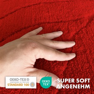 Roter Karat Badteppich Maris 40x60cm mit Blattstruktur, Hand liegt auf dem weichen Badvorleger.
