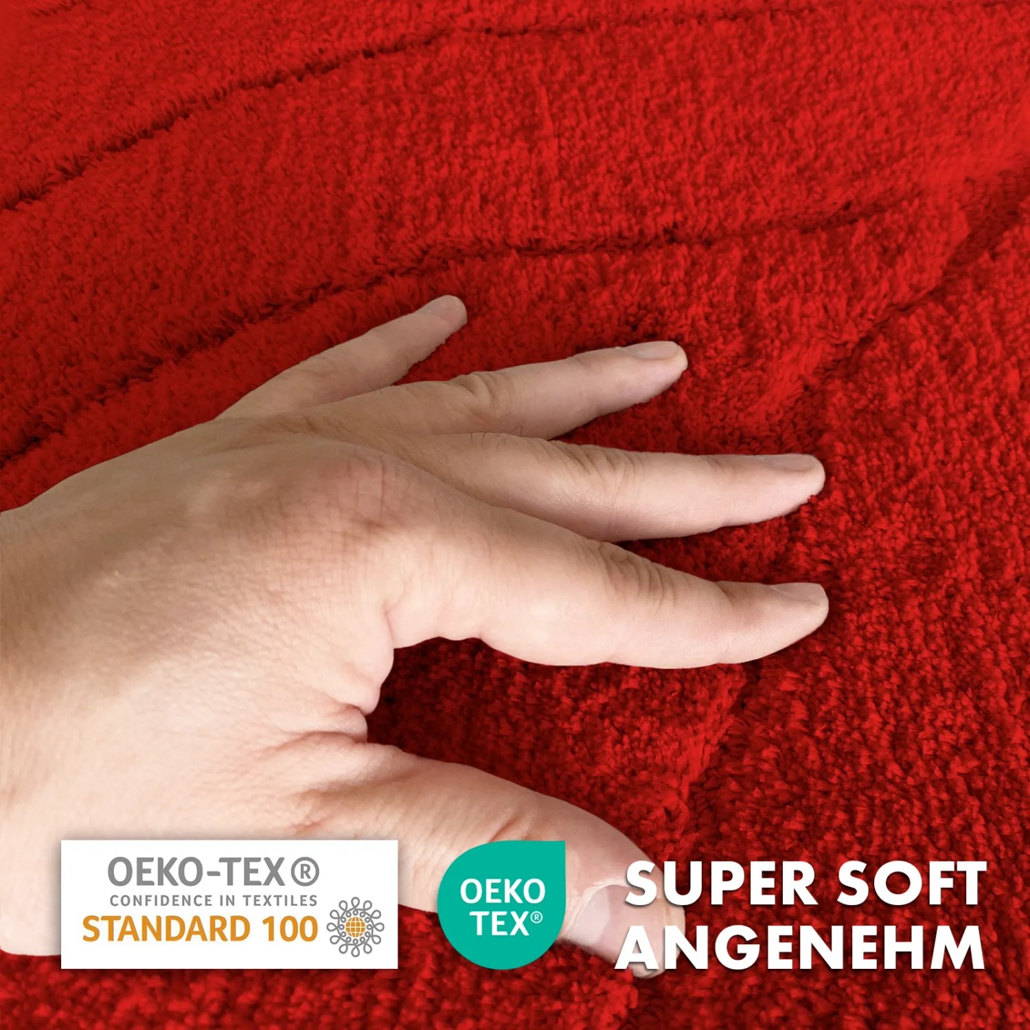 Roter Karat Badteppich Maris 40x60cm mit Blattstruktur, Hand liegt auf dem weichen Badvorleger.