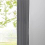 Grauer mydeco Schlaufenschal Leinen, 300x135 cm, vor Fenster.