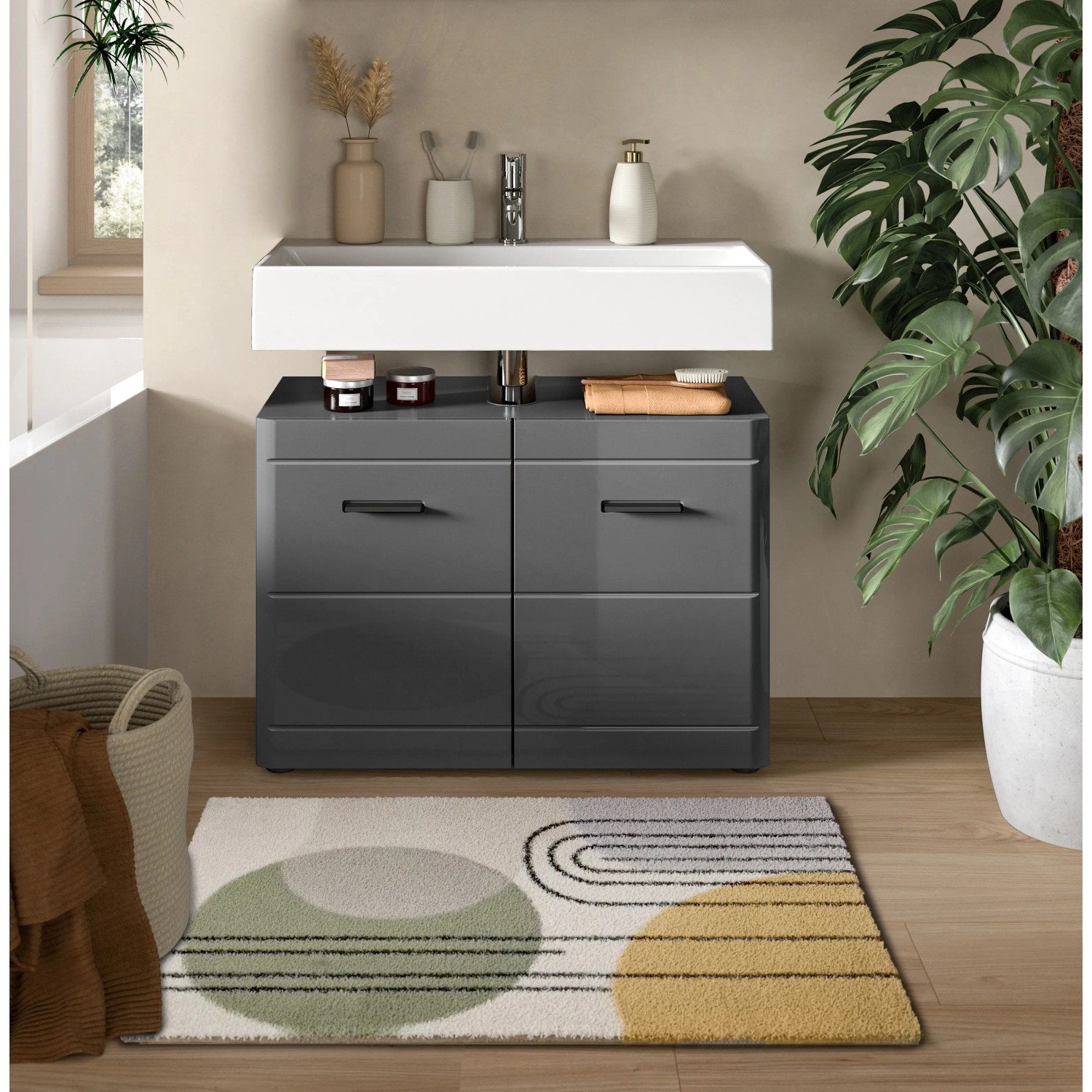 Grauer Waschbeckenunterschrank (80x56x34 cm) mit Hochglanz-Front im modernen Badezimmer.