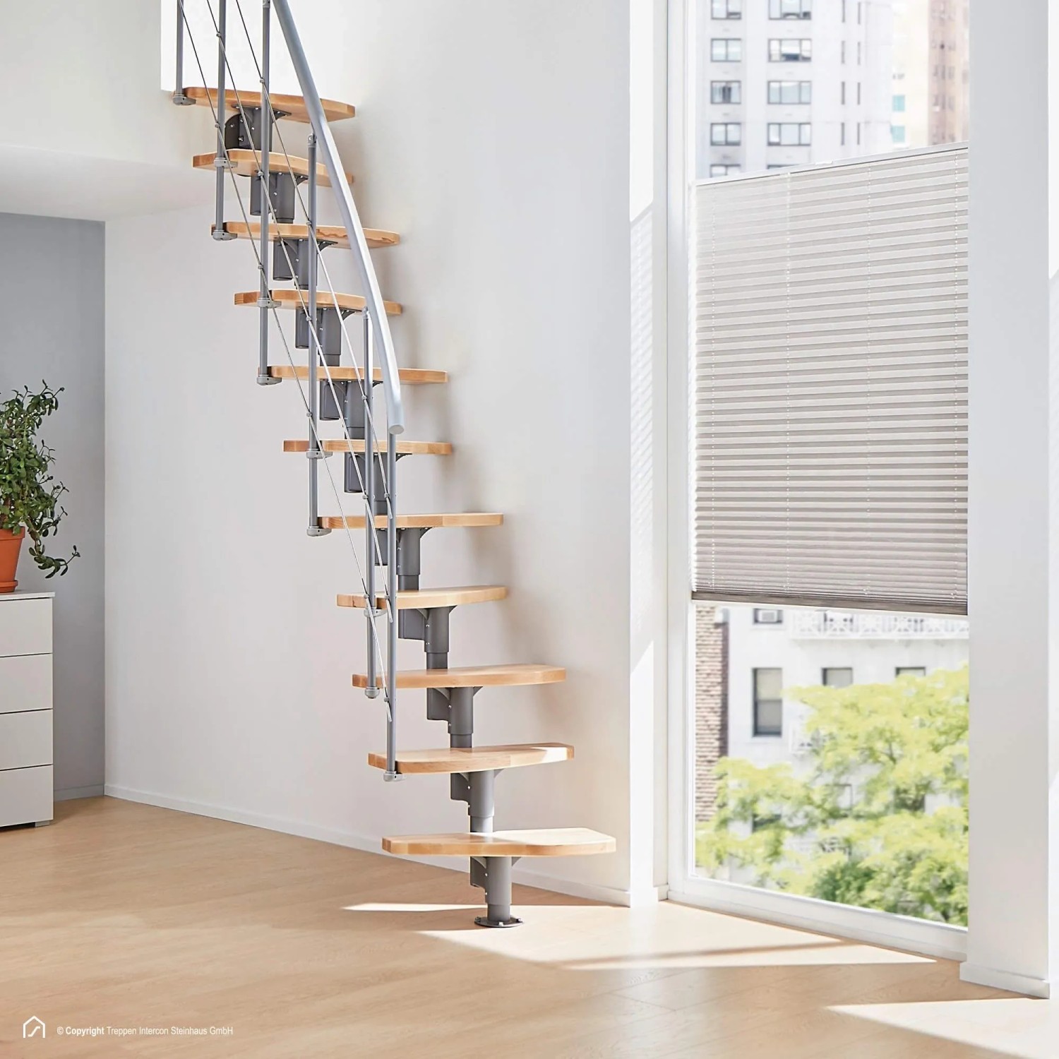 Moderne Intercon Raumspartreppe Alpha mit 11 hellen Buchenholzstufen und Italo-Silber Metallholm in hellem Raum.
