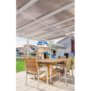 Weiße Gutta Terrassenüberdachung Premium mit Stegplatten und Sitzgruppe im Garten.