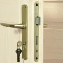 Detailaufnahme der Tür mit Griff und Schloss des Weka Designhaus Gartenhauses.