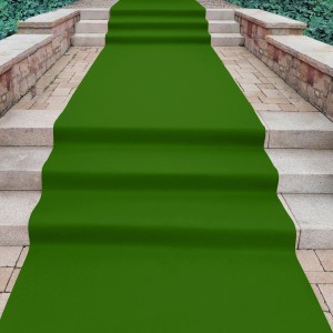 Waldgrüner Primaflor Eventteppich Podium als Musterstück auf einer Treppe.