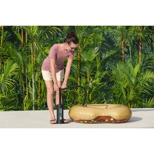 Frau pumpt Luftmatratze mit Bestway Air Hammer Doppelhubkolbenpumpe auf.