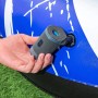 Bestway PowerTouch Akku-Luftpumpe beim Aufpumpen eines Schlauchbootes.
