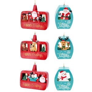 Verschiedene Weihnachtsanhänger: Gondel und Tropfen mit Weihnachtsmann, Rentier und Schneemann.