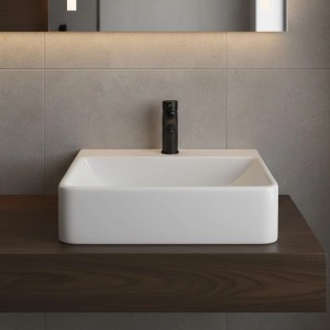 Weißes, eckiges NEG Aufsatzwaschbecken auf dunkler Holzplatte mit schwarzer Armatur. Modernes Bad-Design.