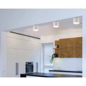 Drei weiße Globo Jenny Deckenleuchten aus Aluminium in moderner Küche.