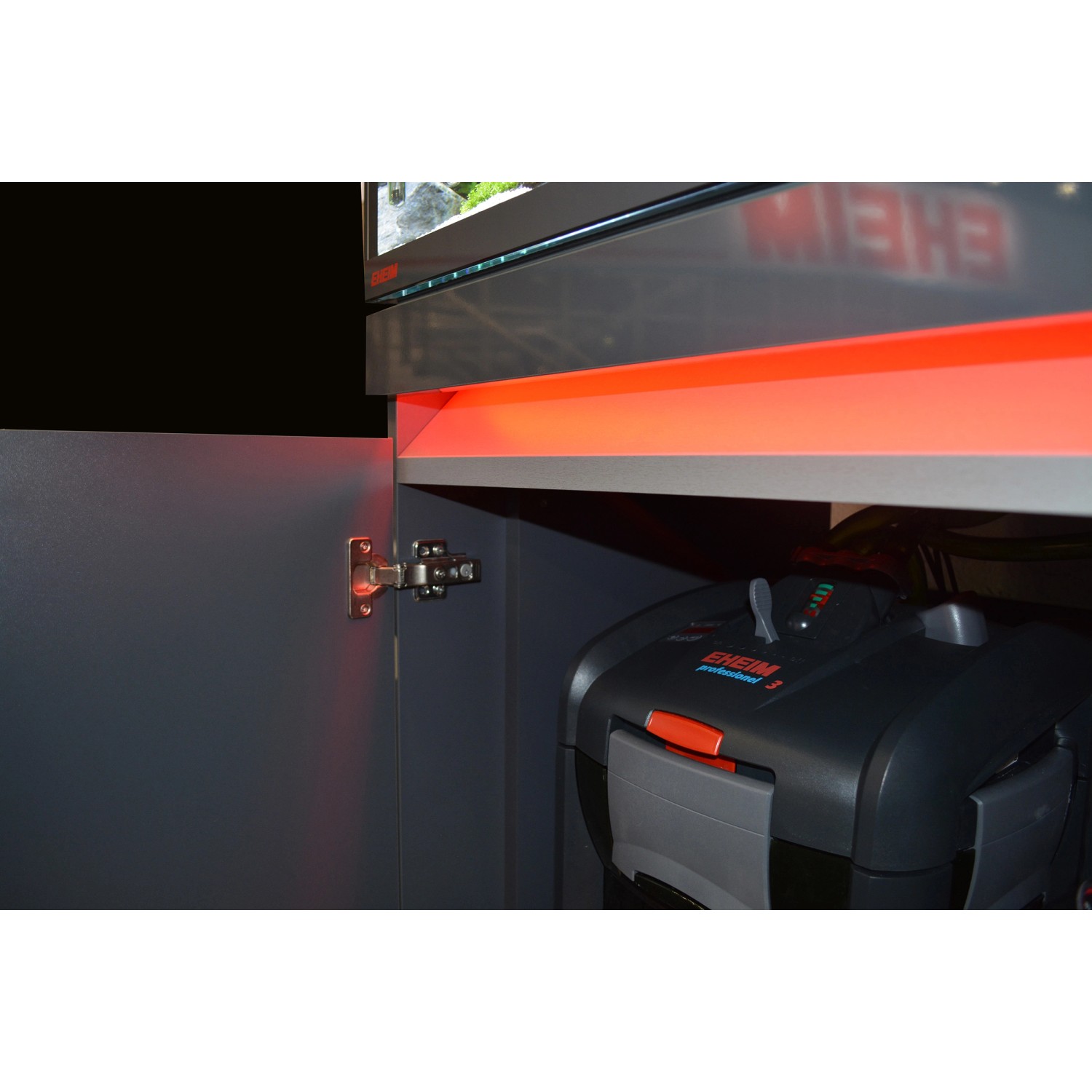 Innenansicht Eheim Incpiria 230 Aquarium-Kombination mit Filter und LED-Beleuchtung.