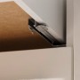 Detailaufnahme Schubladenauszug der weißen Hochglanz Respekta Premium Küchenzeile 320 cm.