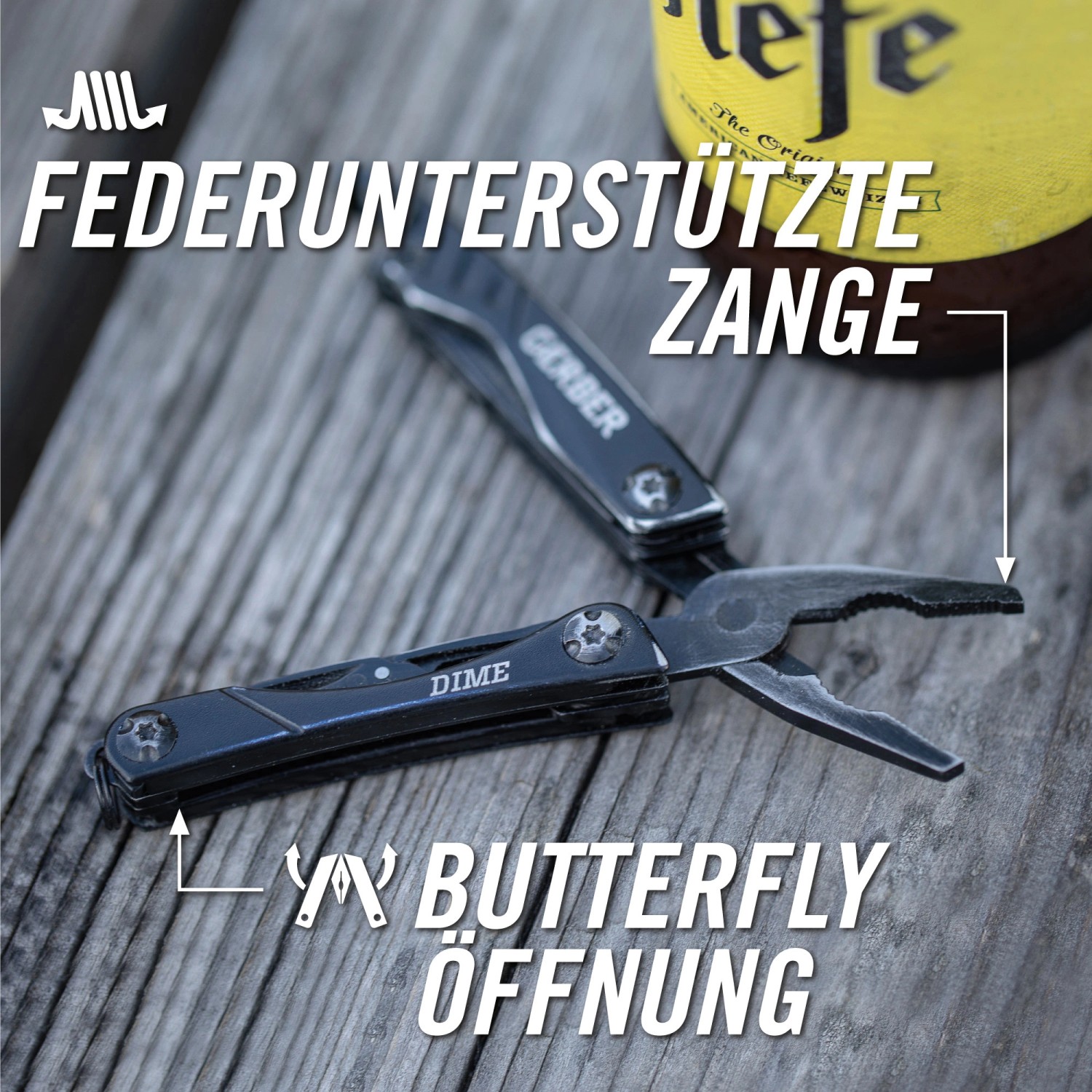 Gerber Multi-Tool Dime mit Zange und Butterfly-Öffnung auf Holzuntergrund.