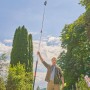 Gardena StarCut Pro L Baumschneider im Einsatz, teleskopierbar bis 4 m, Bypass-Schneidprinzip.