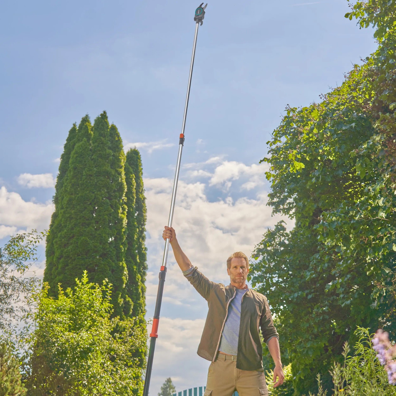 Gardena StarCut Pro L Baumschneider im Einsatz, teleskopierbar bis 4 m, Bypass-Schneidprinzip.
