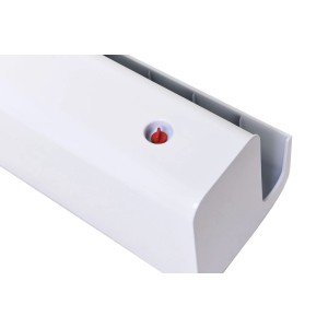 Detailaufnahme: Weißer Vivanno Balkonkasten Classico 80 cm mit roter Wasserstandsanzeige.